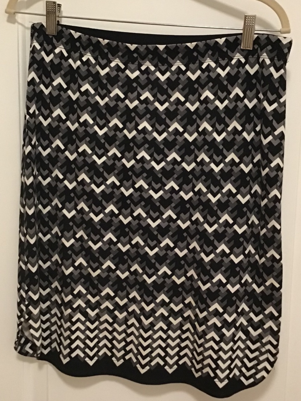 Max Studio Skirt in Graphic Black, Grey and White Design - Size M